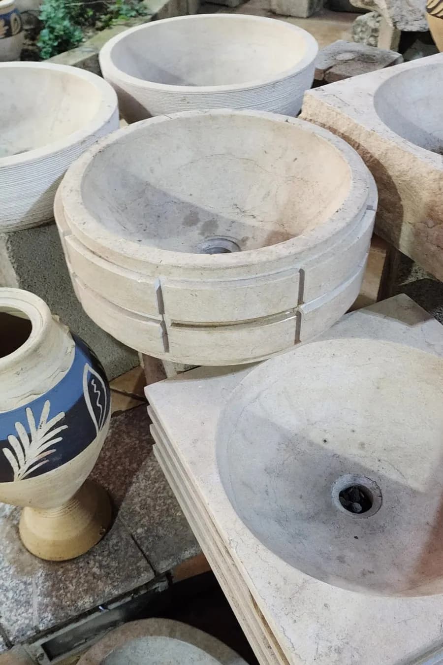 حوض حجري منحوت بزخارف هندسية