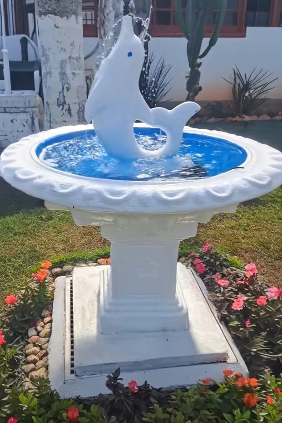 نافورة حديقة بتصميم دلفين مائي أنيق
