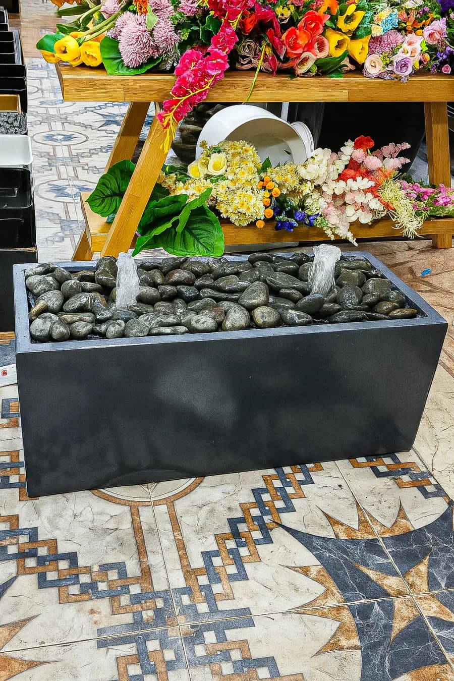 نافورة مستطيلة بأحجار سوداء