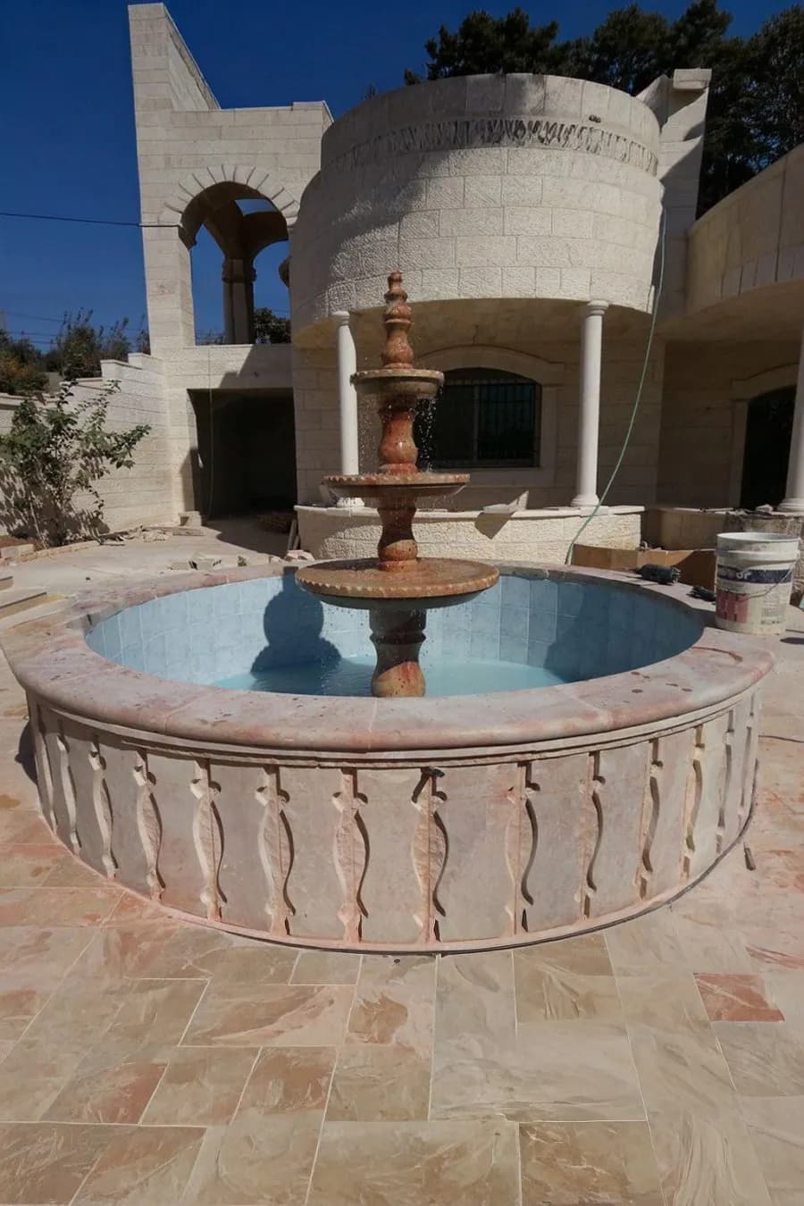 نافورة حجر طبيعي دائرية