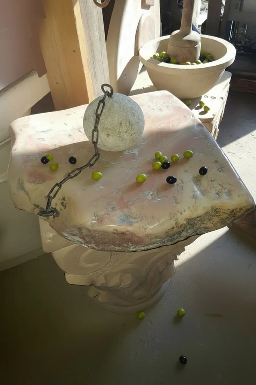 مدقّة زيتون حجرية بسلسلة حديدية