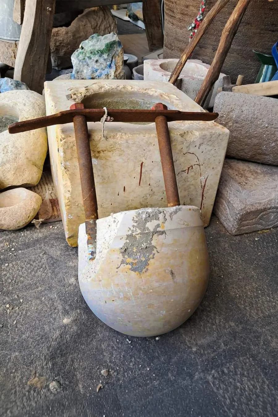 مدقّة زيتون حجرية مع قاعدة مربّعة تراثية