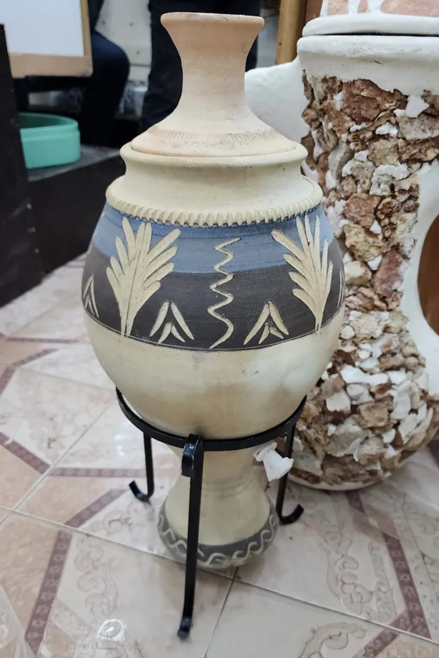 فخّارة فخارية بنقوش يدوية وقاعدة معدنية