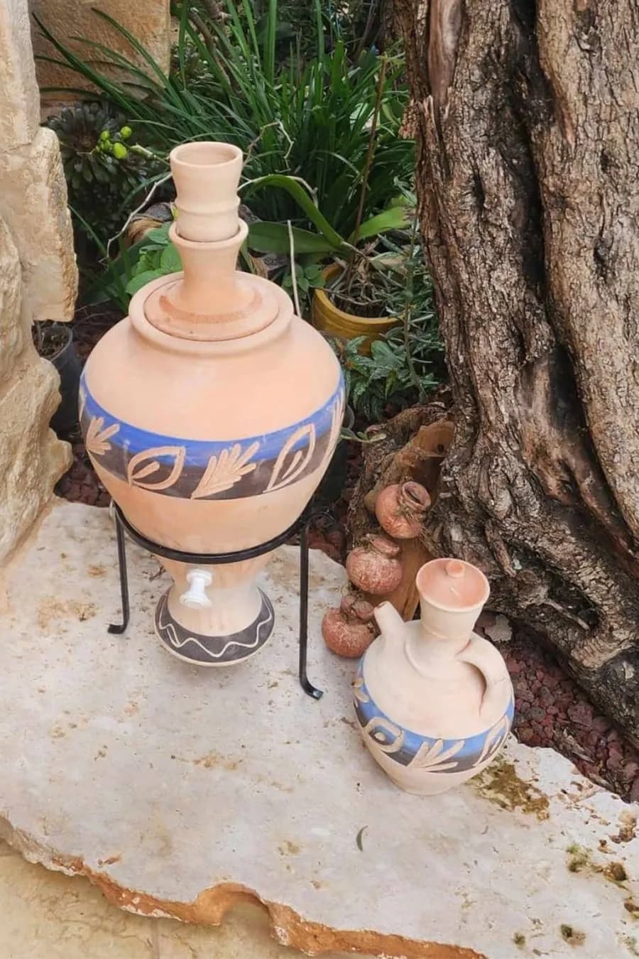 فخّارة تراثية ملونة بحنفية معدنية
