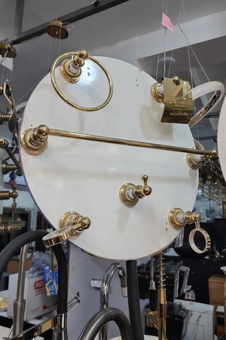 طقم إكسسوارات حمّام كلاسيك – ذهبي لامع