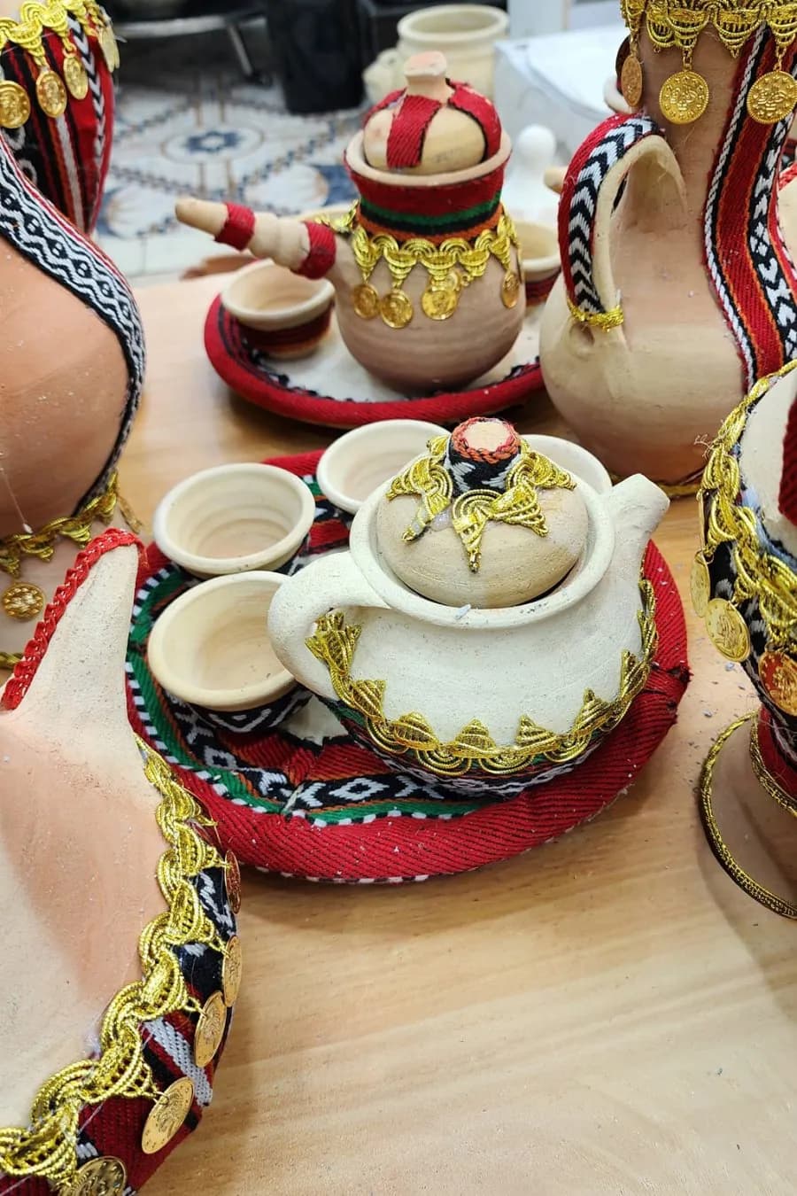 طقم دلّة فخارية تراثية مطرّزة بالألوان والذهب