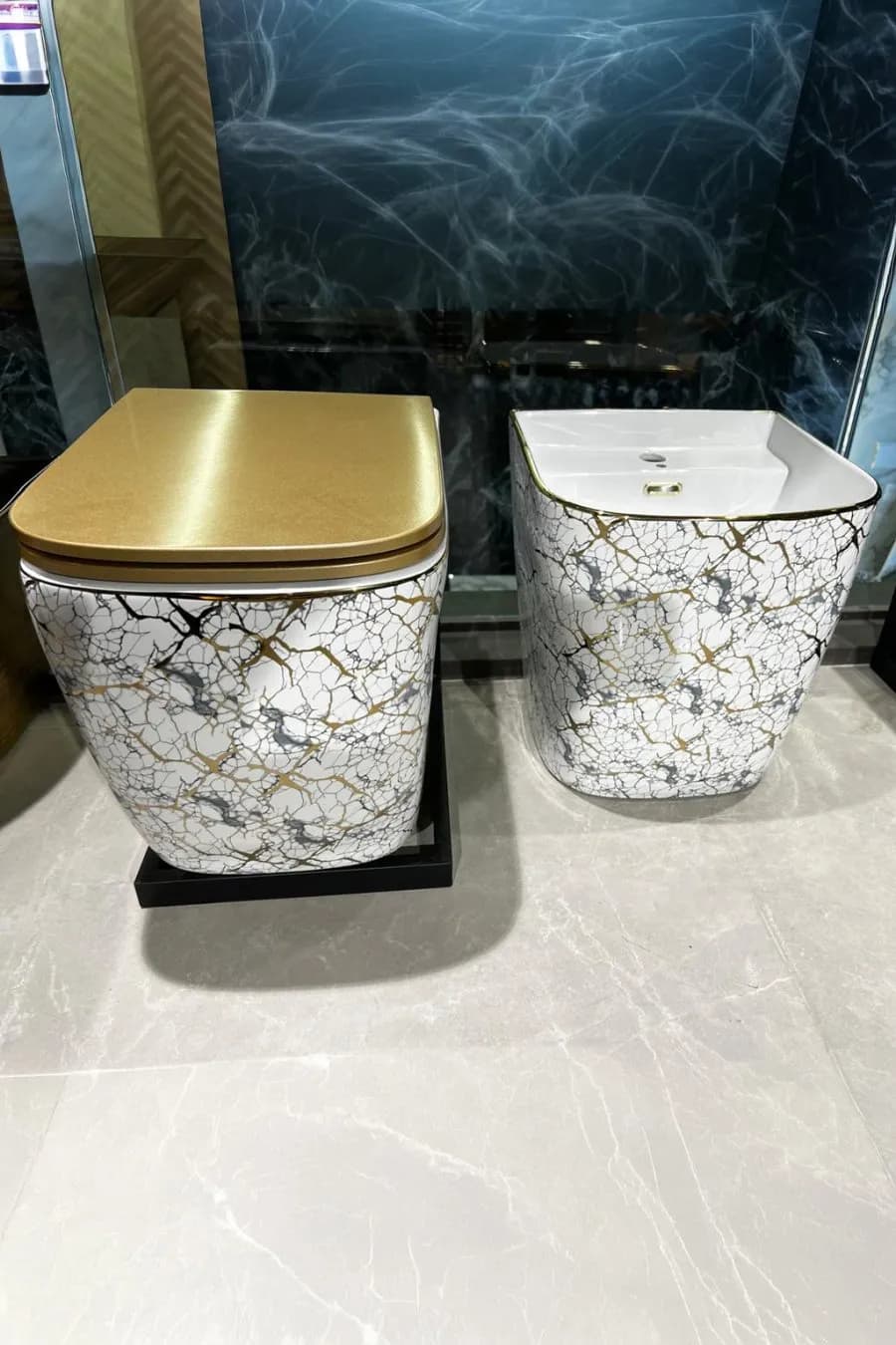 طقم مرحاض ومغسلة رخامية بيضاء بلمسة ذهبية فاخرة