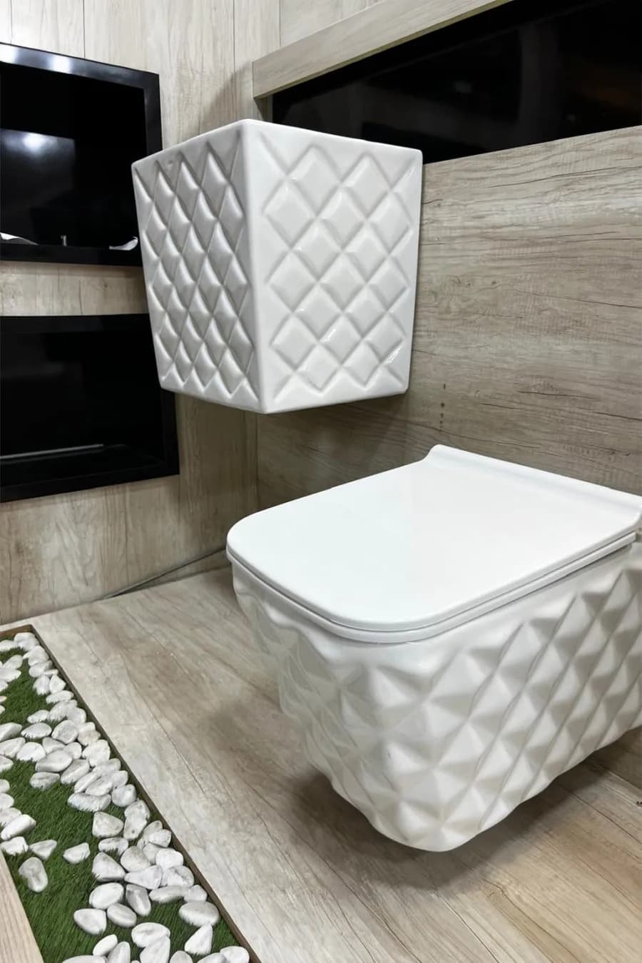 طقم مرحاض جداري مع مغسلة – نقشة كابيتوني هندسية