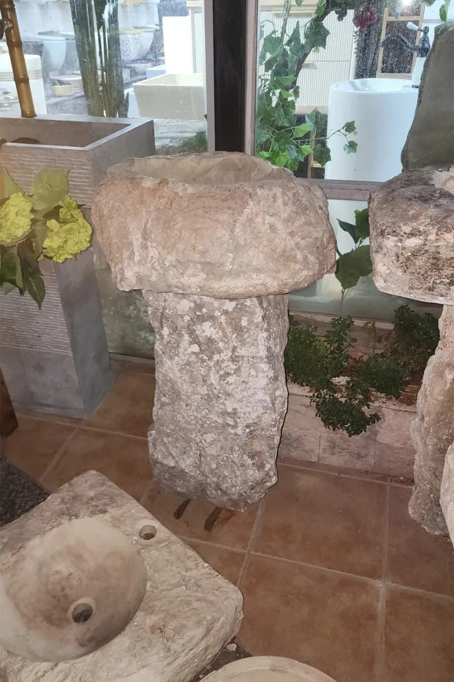 مغسل صخري تراثي منحوت من حجر طبيعي خام