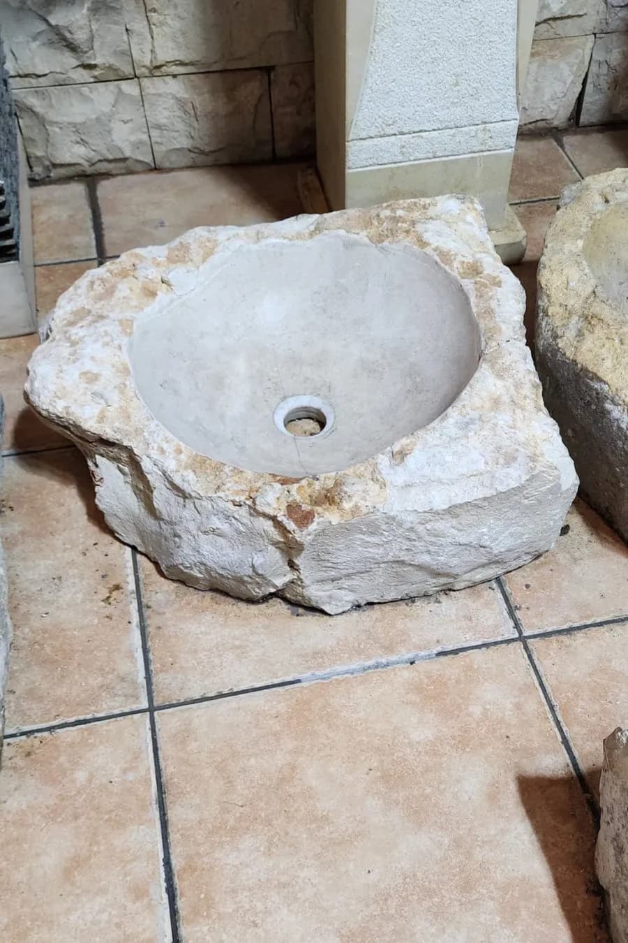 مغسلة الحجر الطبيعي