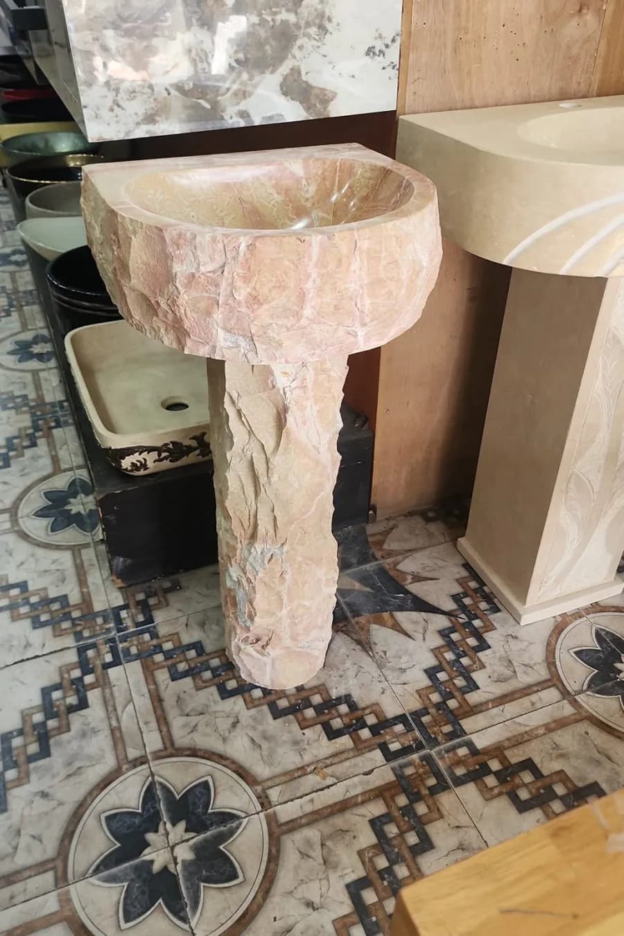 مغسلة حجر طبيعي بقاعدة نحتية