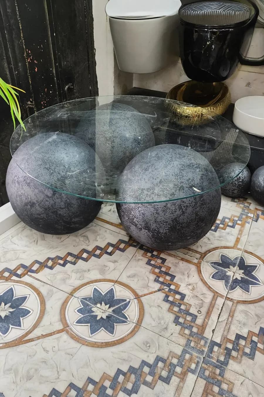 طاولة الكرات الرمادية