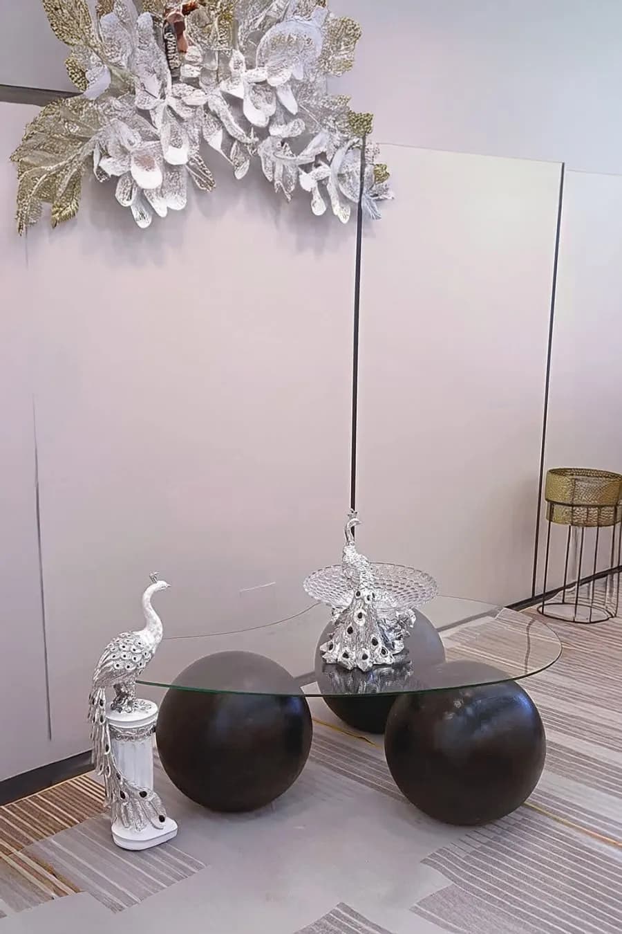 طاولة زجاجية بتصميم كروي عصري