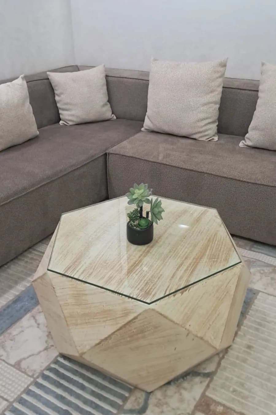 طاولة سداسية هندسية مع زجاج – فيبر سمنت (80×40)