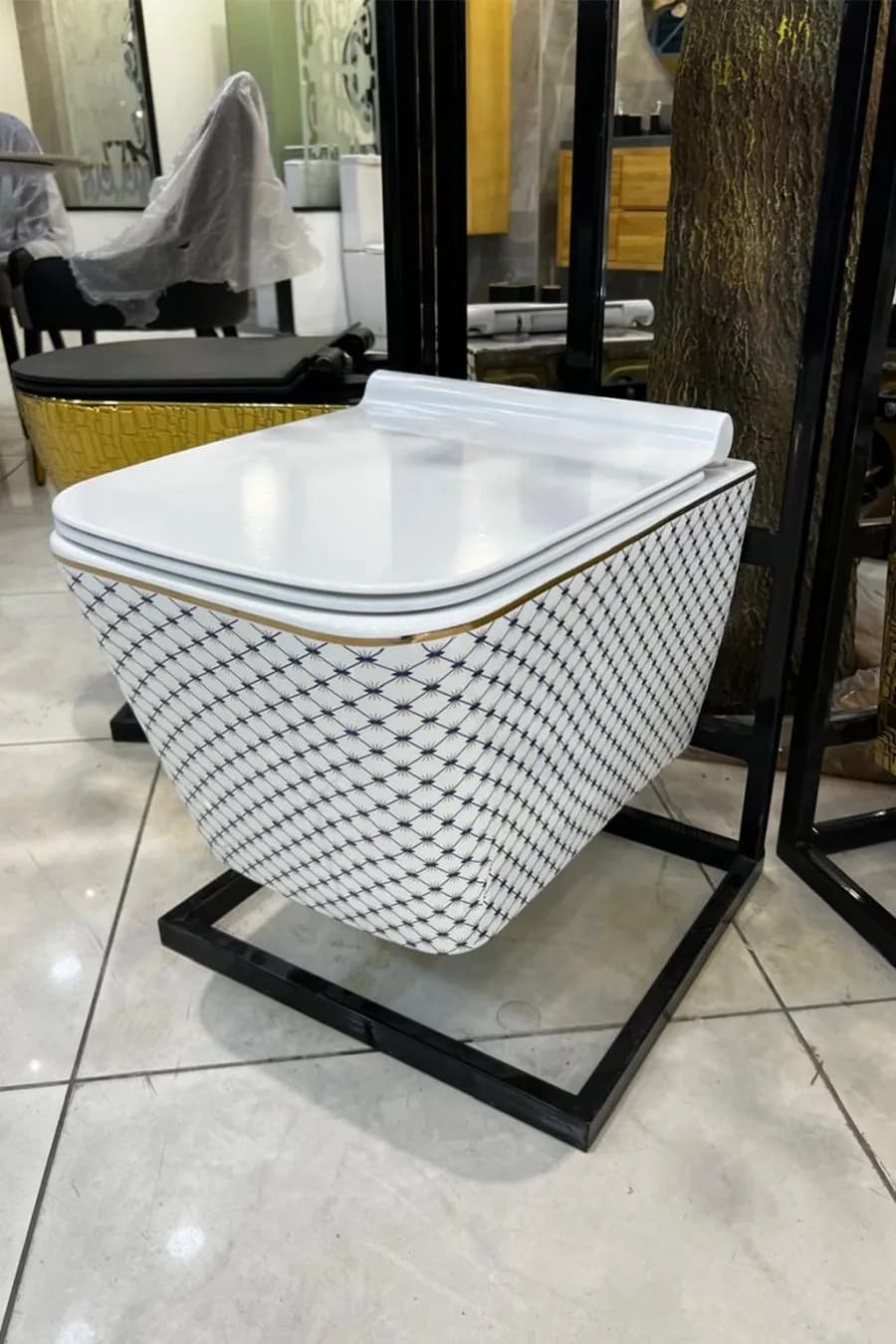 مرحاض تعليق بنقشة هندسية – تصميم أبيض مزخرف بالأسود
