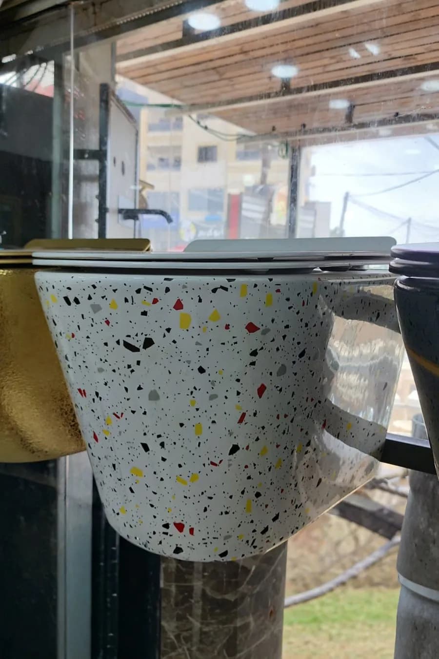 مرحاض معلق - تيرازو ملون