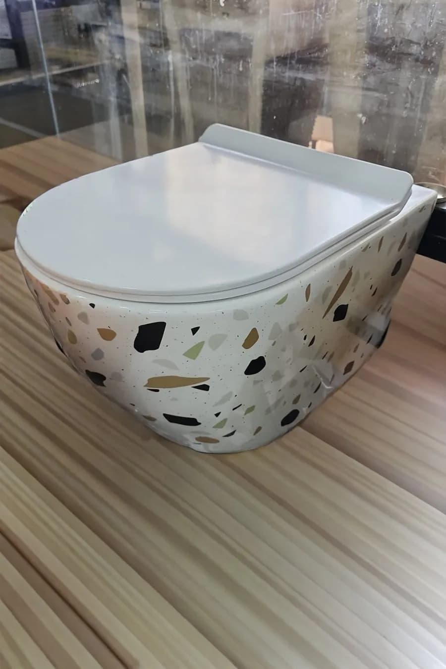 مرحاض معلق - تيرازو