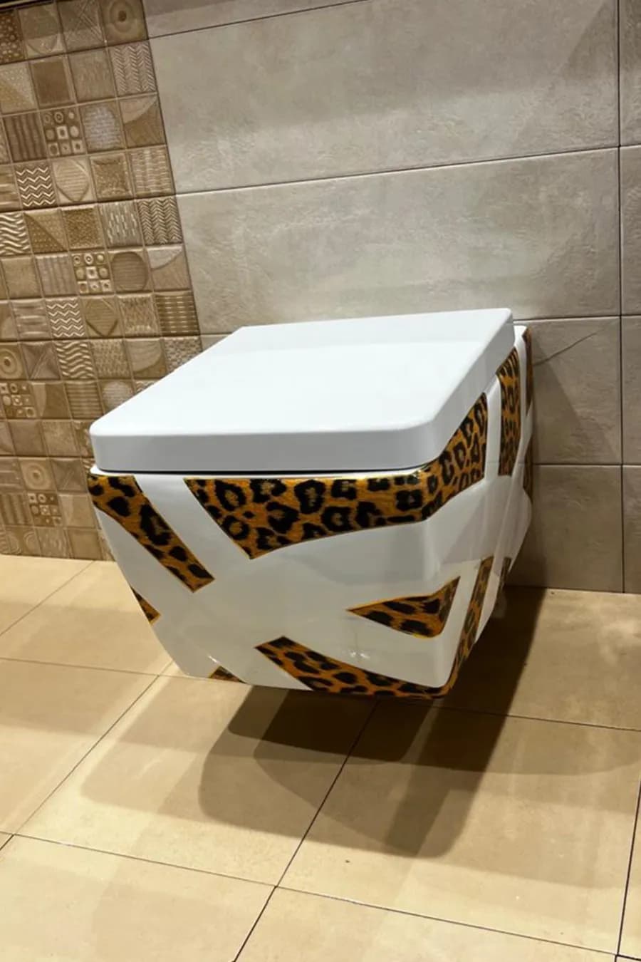 مرحاض جداري بتصميم الليوبارد الفاخر – Leopard Wall-Hung Toilet
