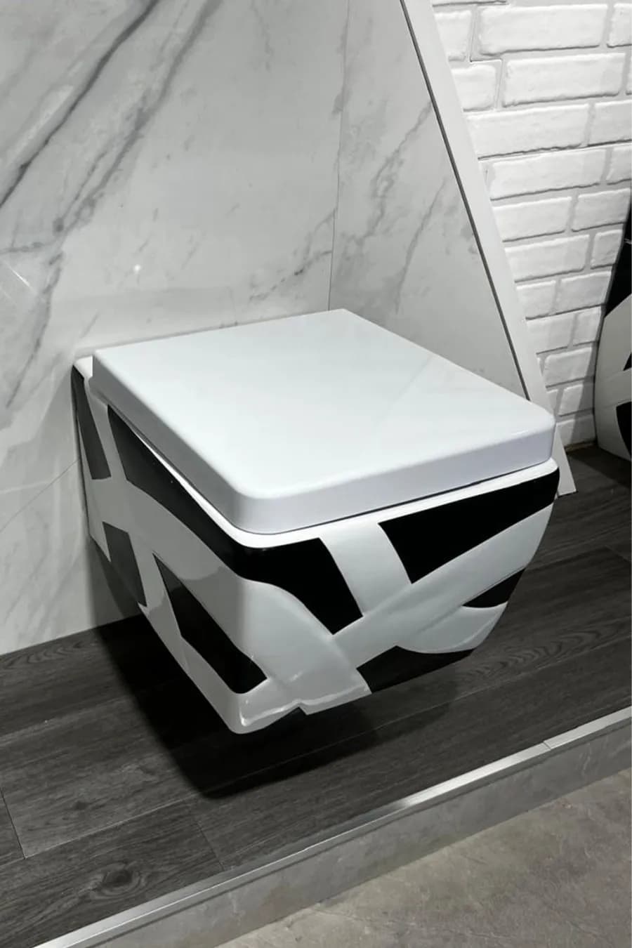 مرحاض جداري مربع بتصميم مودرن أبيض × أسود هندسي